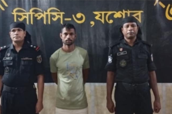 বেনাপোলে ফেনসিডিলসহ মাদক ব্যবসায়ী আটক