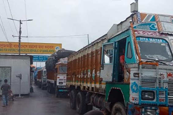 বাংলাদেশেপ্রবেশের অপেক্ষায় হাজারো পন্যবাহী ট্রাক