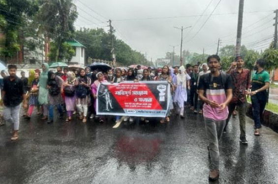 বৃষ্টি উপেক্ষা করে শিক্ষার্থীদের বিক্ষোভ, যোগ দিলেন শিক্ষক -অভিভাবকরা