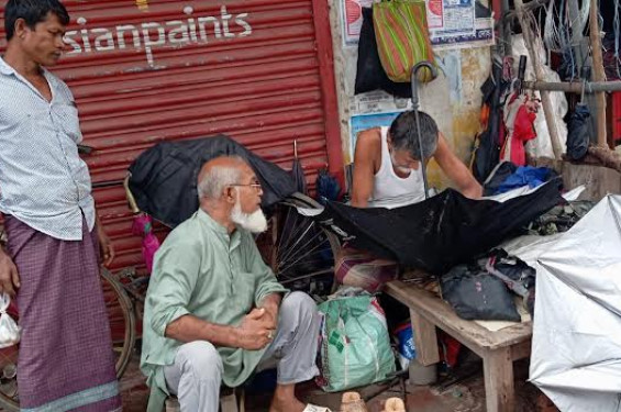 বেনাপোলে বর্ষায় ছাতা মেরামতকারিদের কদর বেড়েছে
