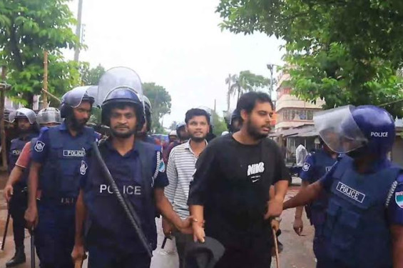 ঝিনাইদহে গণমিছিল থেকে ৫ শিক্ষার্থীকে আটক, ২ ঘণ্টা পর ছেড়ে দিল পুলিশ