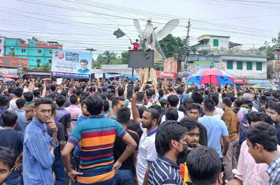 ঝিনাইদহে বৃষ্টি উপেক্ষা করে শিক্ষার্থীদের বিক্ষোভ-সমাবেশ