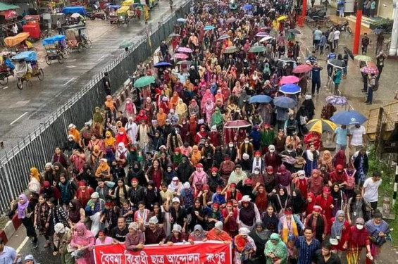 রংপুরে বৃষ্টিতে ভিজে শিক্ষার্থীদের বিক্ষোভ, সঙ্গী অভিভাবকরাও
