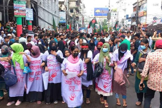 ফেনীতে হত্যার প্রতিবাদ ও ৯ দফা দাবি বাস্তবায়নে শিক্ষার্থীদের গণমিছিল