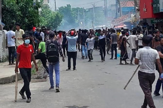 ঝিনাইদহে পুলিশ–আন্দোলনকারী সংঘর্ষ, গুলিবিদ্ধসহ আহত ৩০