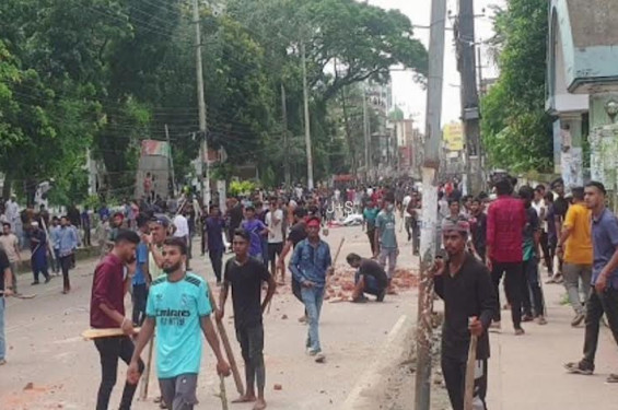 দফায় দফায় সংঘর্ষে রণক্ষেত্র, সাংবাদিকসহ অন্তত শতাধিক আহত ও দু’জন গুলিবিদ্ধ