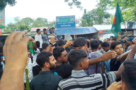 কাউনিয়ায় শত শত শিক্ষার্থীদের বিক্ষোভ