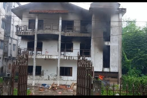 ঝিনাইদহে আওয়ামী লীগের দলীয় কার্যালয়, ৩ নেতার বাড়িসহ বিভিন্ন স্থাপনা ভাংচুর ও অগ্নিসংযোগ