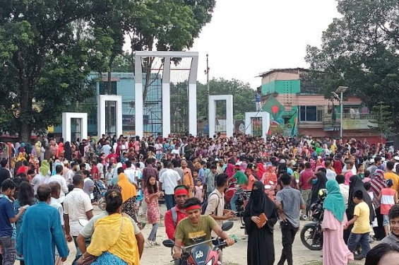 ঠাকুরগাঁওয়ে সর্বস্তরের আনন্দ মিছিল ও মিষ্টি বিতরণ, সংসদ সদস্যের বাসায় আগুন