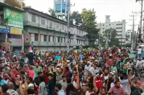 শেখ হাসিনার পদত্যাগে মৌলভীবাজারে জনতার বিজয় উল্লাস