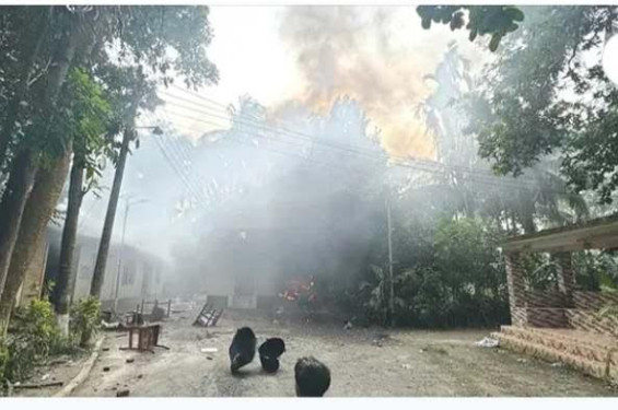 পালিয়ে গেলেন মেয়র কাদের মির্জা, বাড়িতে আগুন