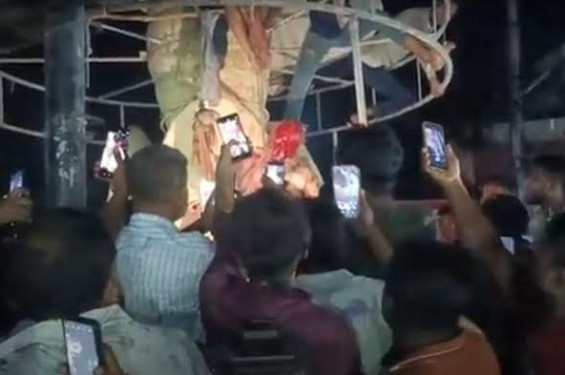 ঝিনাইদহে আওয়ামী লীগের সাধারণ সম্পাদক ও তার গাড়ীচালককে পুড়িয়ে ও কুপিয়ে হত্যা, লাশ টাঙ্গানো হলো শহরের কেন্দ্রস্থলে