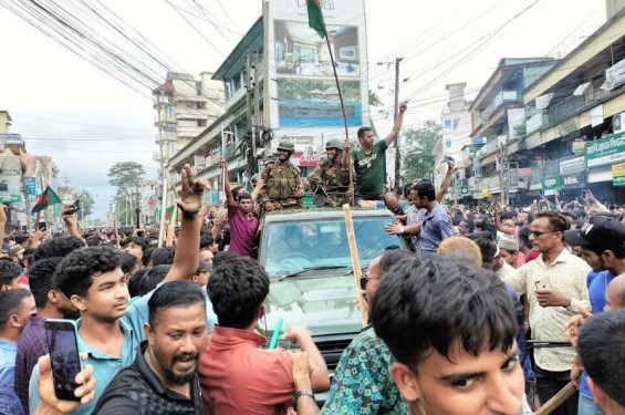ছাত্র-জনতার বিজয় উল্লাসে মিষ্টিমুখ: হামলা, ভাঙচুর, গুলিতে আহত শতাধিক