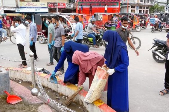 ঝিনাইদহে শহর পরিস্কার করতে রাস্তায় শিক্ষক-শিক্ষার্থীরা