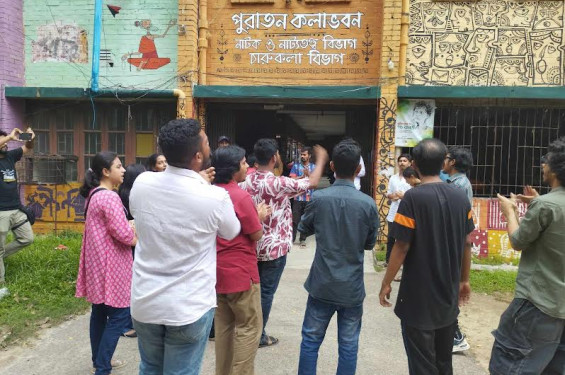 জাবির নাটক ও নাট্যতত্ত্ব বিভাগের ছয় শিক্ষকের পদত্যাগের দাবিতে বিক্ষোভ