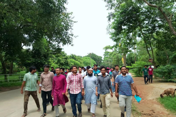 শিক্ষার্থীদের উপর হামলার মদদদাতা শিক্ষকদের পদত্যাগের দাবিতে জাবিতে বিক্ষোভ মিছিল