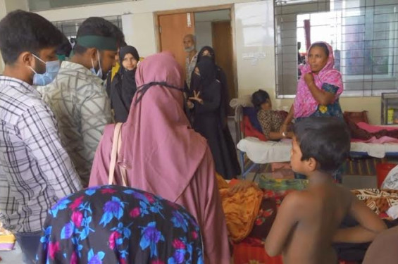 ঝিনাইদহে হাসপাতালে শৃঙ্খলা ফেরাতে ব্যস্ত শিক্ষার্থীরা