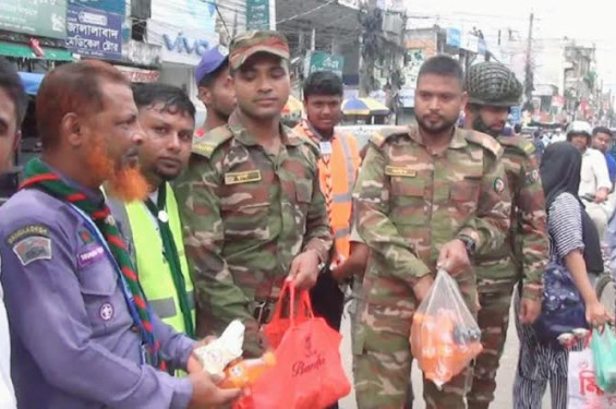 মৌলভীবাজারে ট্রাফিকের দায়িত্ব পালনকারী শিক্ষার্থীদের মাঝে সেনাবাহিনীর কোমলপানীয় ও নাস্তা বিতরণ