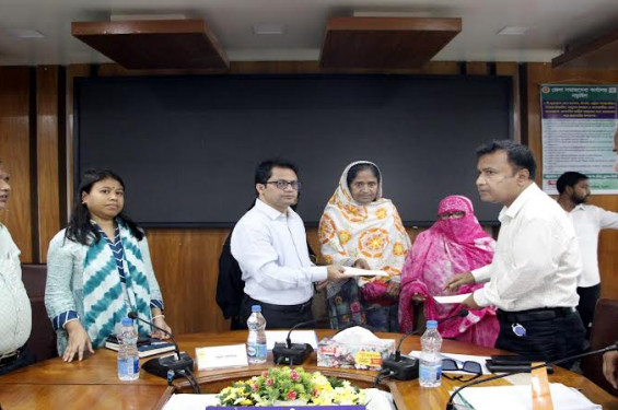 নড়াইলে সমাজসেবার ৬২লাখ টাকার চেক প্রদান