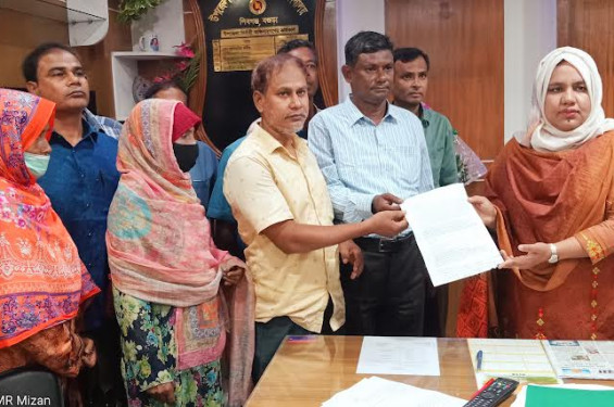 শিবগঞ্জে প্রধান শিক্ষকের পদত্যাগের দাবীতে স্মারকলিপি প্রদান