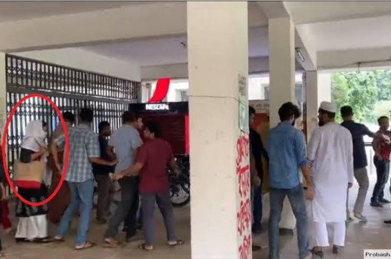 শিক্ষার্থীদের ধাওয়ায় বিশ্ববিদ্যালয় ছাড়লেন জাবি অধ্যাপক