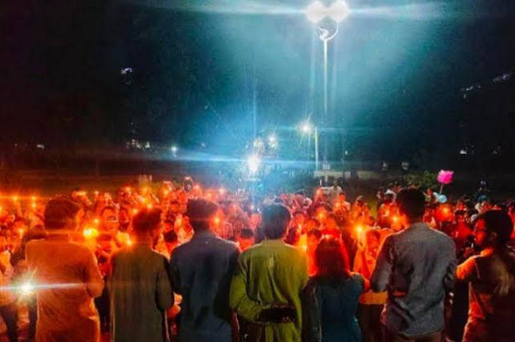 নারী চিকিৎসক মৌমিতাকে ধর্ষণ ও হত্যার প্রতিবাদে জাবিতে মোমবাতি প্রজ্বলন