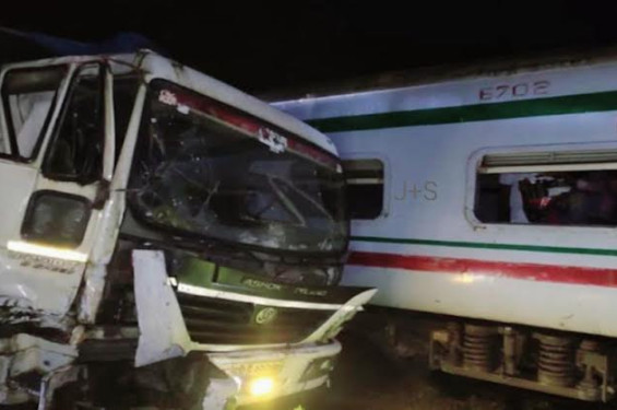 ট্রেনের সাথে বালুবাহী ট্রাকের সংঘর্ষে সারাদেশের সঙ্গে সিলেটের রেল যোগাযোগ বন্ধ
