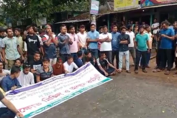 লালমনিরহাটে সাবেক এমপি ও উপজেলা চেয়ারম্যানকে গ্রেফতারের দাবীতে ১২ ঘন্টার আল্টিমেটাম শিক্ষার্থীদের