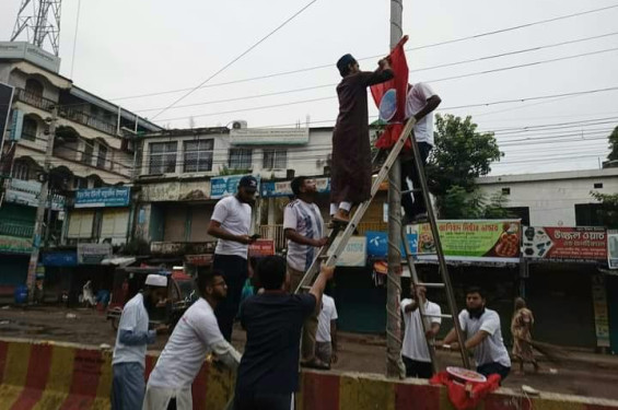 ঝিনাইদহ শহরে ছাত্র-জনতার লাল রঙের ফেস্টুন টাঙ্গানো কর্মসুচি পালিত