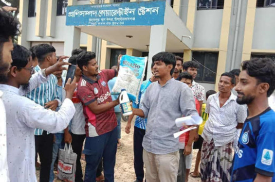 গোমস্তাপুর উপজেলা প্রানিসম্পদ কর্মকর্তার নানা অনিয়মের কারনে অপসারণ এর দাবি শিক্ষার্থীদের