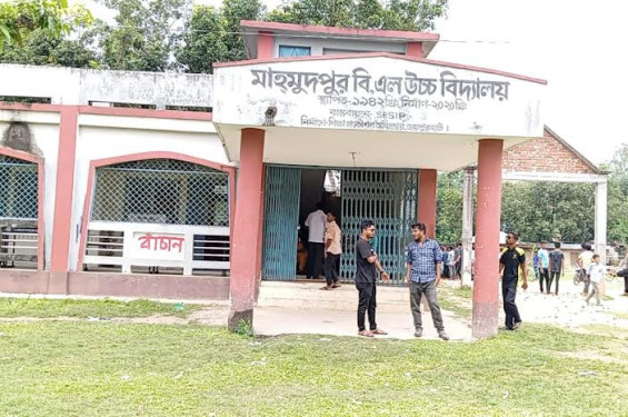 জয়পুরহাটে বিদ্যালয়ের সভাপতি ও প্রধান শিক্ষকের পদত্যাগের দাবিতে বিক্ষোভ ও মানববন্ধন