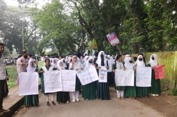 ঝিকরগাছায় ৭ দফা দাবিতে এম এল স্কুলের শিক্ষার্থীদের বিক্ষোভ