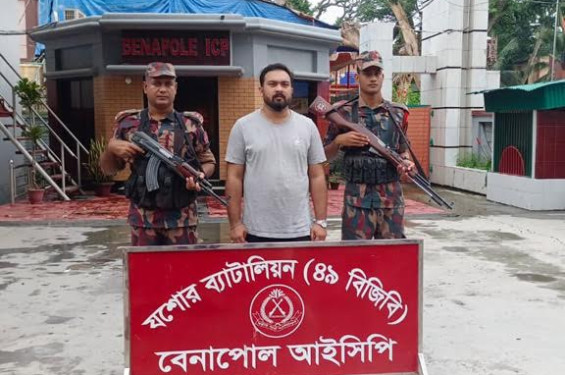 ভারতে পালানোর সময় জেলা ছাত্রীগের সাধারন সম্পাদক পল্লব আটক