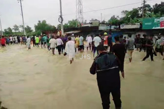 ভারতের উজানের ঢলে মৌলভীবাজারে নদ-নদীর পানি বিপৎসীমার ওপরে নতুন নতুন এলাকা প্লাবিত