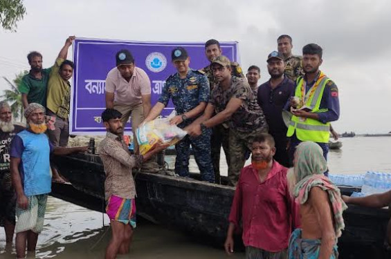 বন্যার্ত মানুষের পাশে মোংলা বন্দর কর্তৃপক্ষ