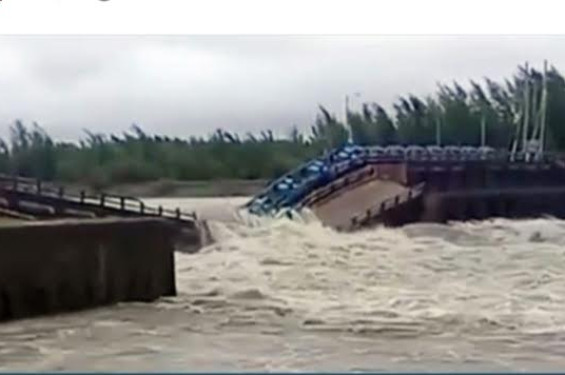 বন্যার পানির চাপে ভেঙে গেল মুছাপুর স্লুইসগেট, আতঙ্কে এলাকাবাসী