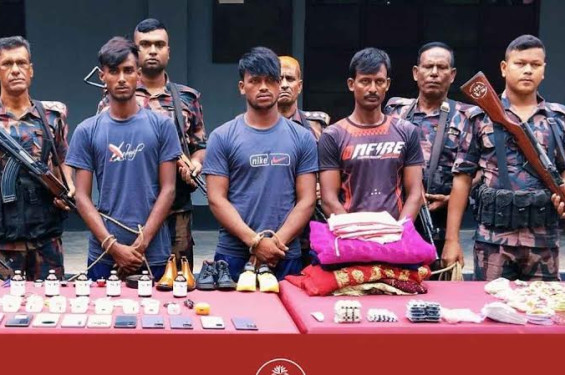 ঝিনাইদহ সীমান্তে ৭ কোটি টাকার ভারতীয় মালামালসহ আটক ৩