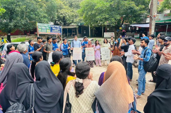 নারীবান্ধব ক্যাম্পাসের দাবিতে জাবি শিক্ষার্থীদের বিক্ষোভ মিছিল
