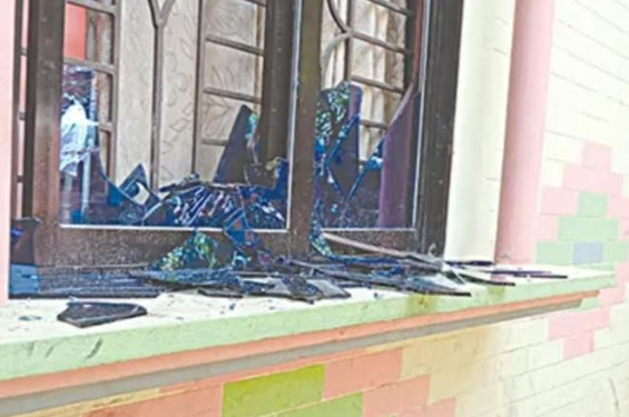নোয়াখালীতে ত্রাণ দিতে আসায় ব্যবসায়ীর বাড়িতে হামলা-ভাঙচুর, লুট