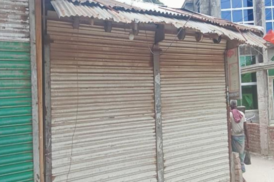 অবশেষে ভারতগামী যাত্রীদের সাথে প্রতারনার অভিযোগে অবৈধ দোকানে তালা