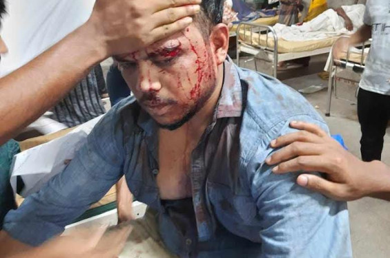 বিএম কলেজ সন্ত্রাসী কর্তৃক হামলায় ববির ১০০ এর অধিক শিক্ষার্থী গুরুতর আহত ও বাস ভাঙচুর