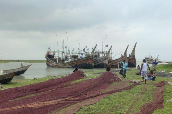 নোয়াখালীর হাতিয়ায় সরকারের ৫৮ দিনের নিষেধাজ্ঞায় কর্মহীন জেলেরা