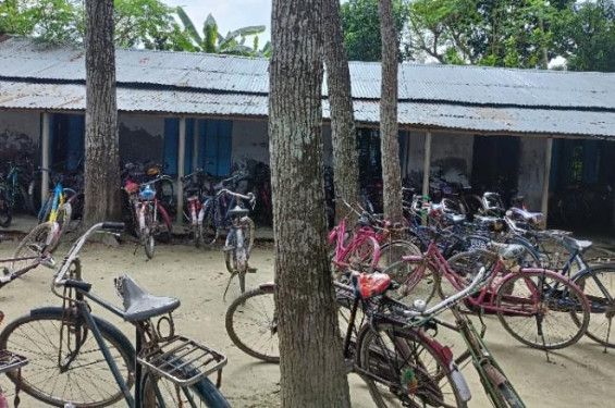 ৪২ বছরেও পাকা ভবন হয়নি মাদ্রাসায়, মেঘ দেখলেই ছুটির ঘণ্টা বাজান দপ্তরি