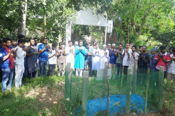 শহীদ শ্রাবণ গাজীর কবর জিয়ারত করলেন জাবি ছাত্রদলের নেতা-কর্মীরা