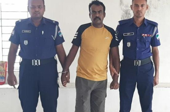 জাহাজ থেকে পাচার করে আনা বিদেশি রংসহ ১১ মামলার আসামি আটক