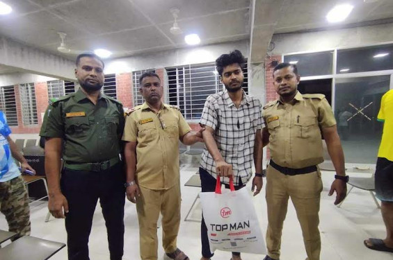 জাবির হলে ভয়ংকর মাদকসহ এক বহিরাগত আটক