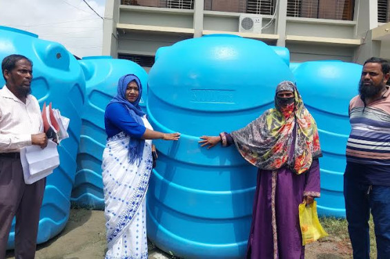 মোংলায় উপকূলবাসীর মাঝে পানির ট্যাংক বিতরণ