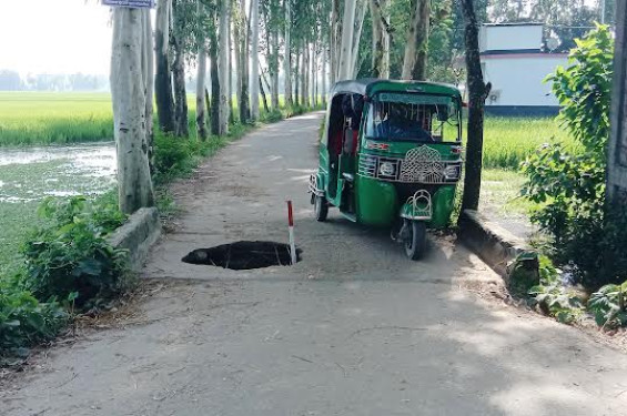 রাস্তার মাঝে কালভার্ট যেন মরণ ফাঁদ