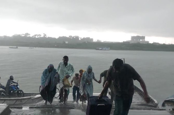 বঙ্গোপসাগরে নিম্নচাপঃ মোংলা বন্দরে ৩নম্বর সংকেত বহাল, সারবাহী জাহাজের কাজ বন্ধ