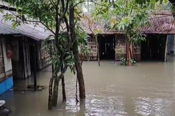 মোংলায় বৃষ্টিতে বিভিন্ন স্থানে জলাবদ্ধতা, ভেসে গেছে মাছের ঘের